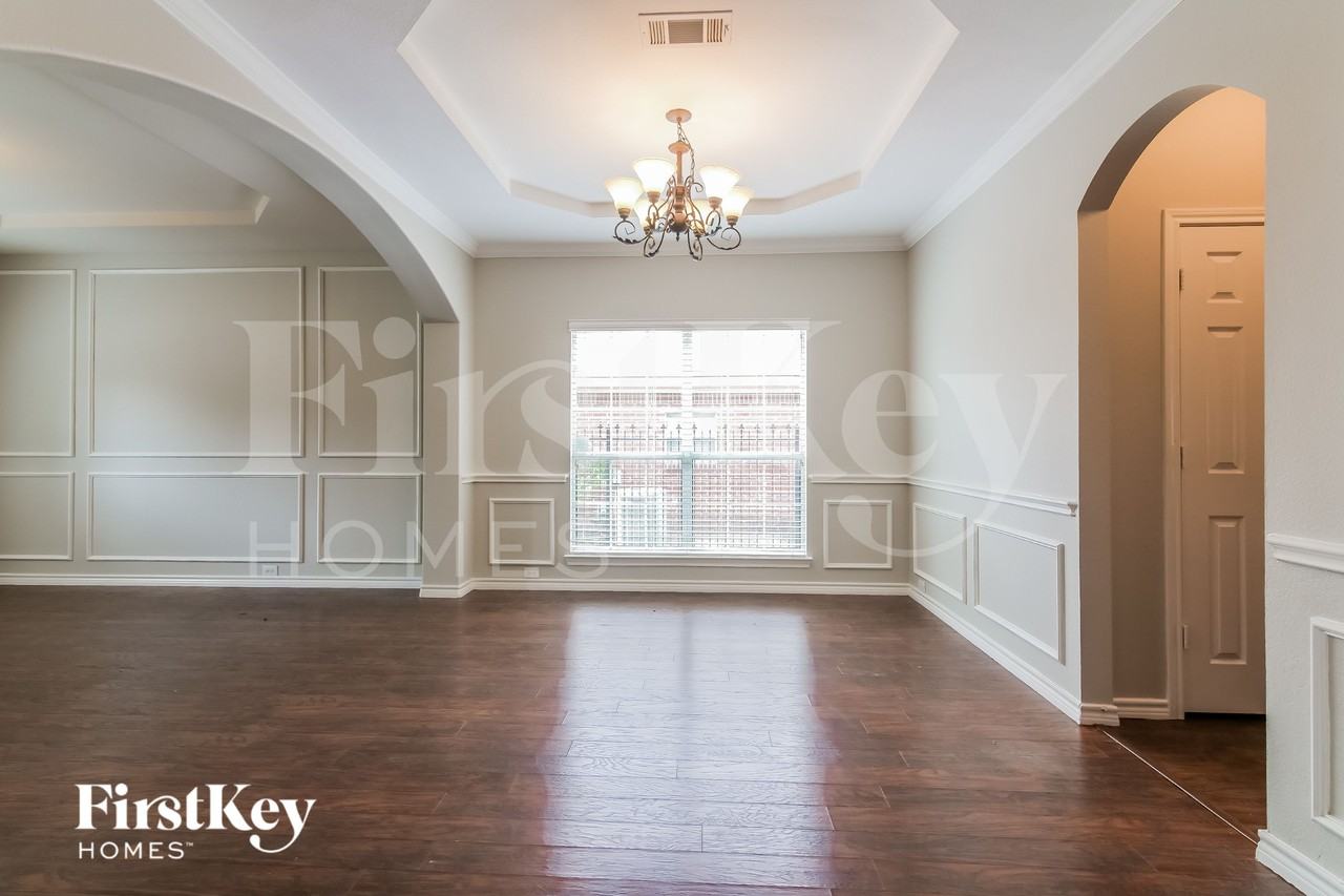 611 Dover Heights Trl - Photo 3 of 15