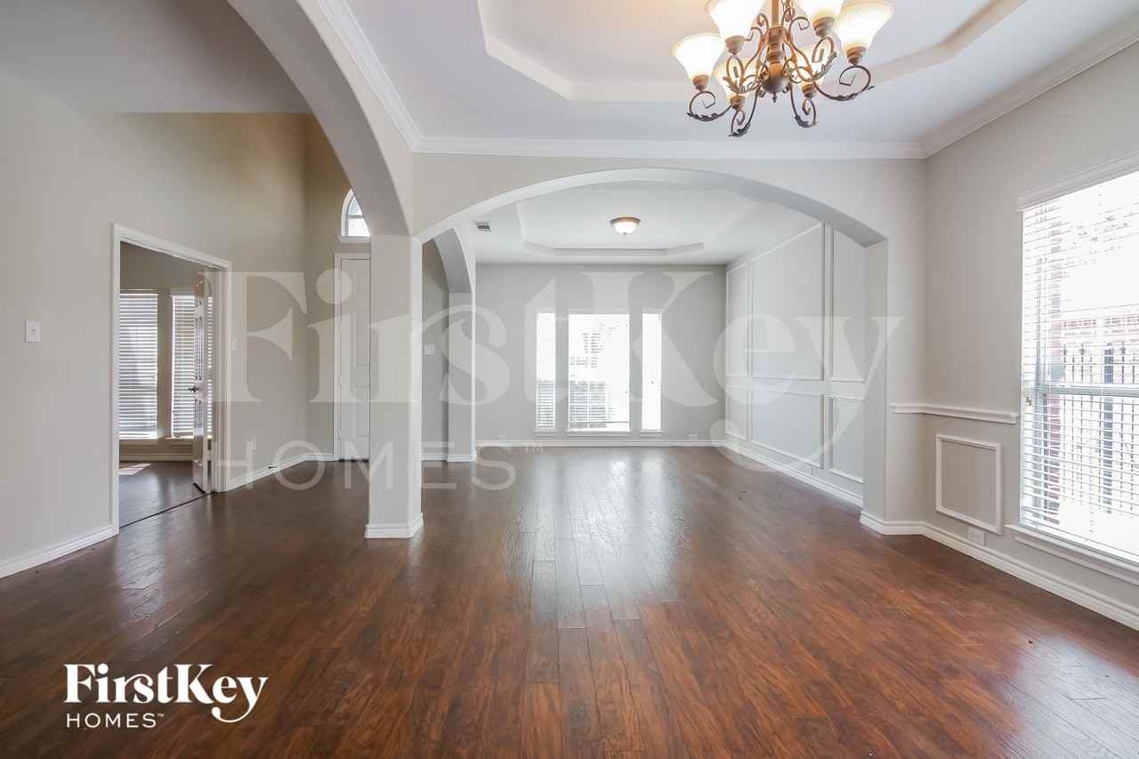 611 Dover Heights Trl - Photo 4 of 15