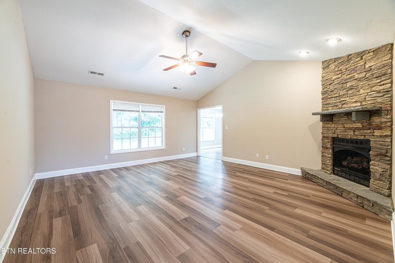 637 Marston Ln - Photo 3 of 32
