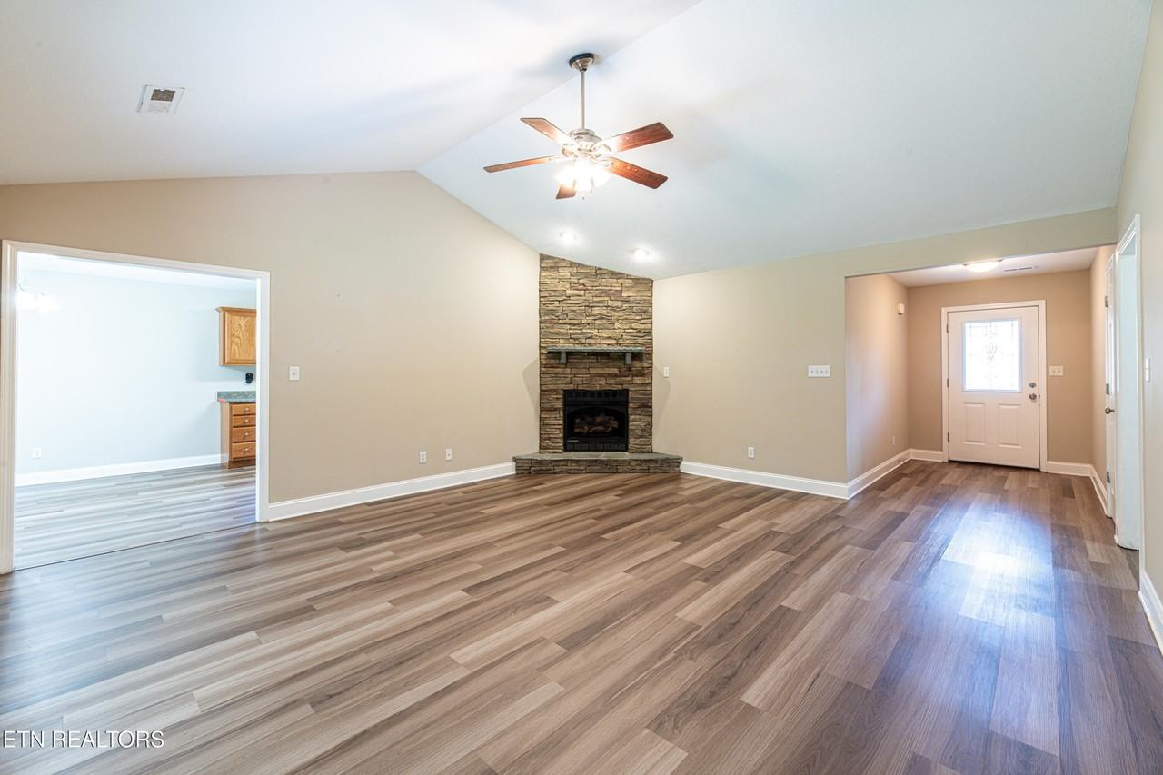 637 Marston Ln - Photo 4 of 32