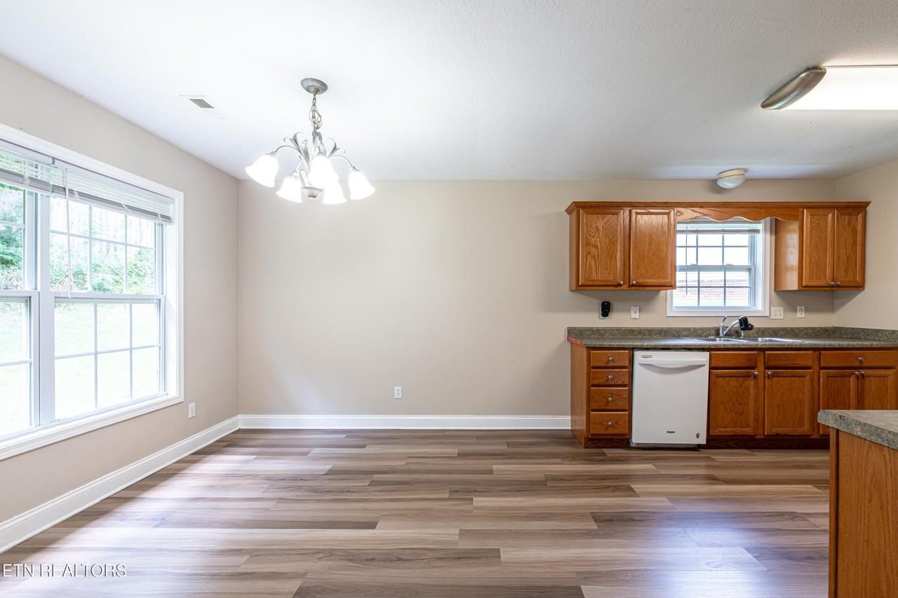 637 Marston Ln - Photo 6 of 32