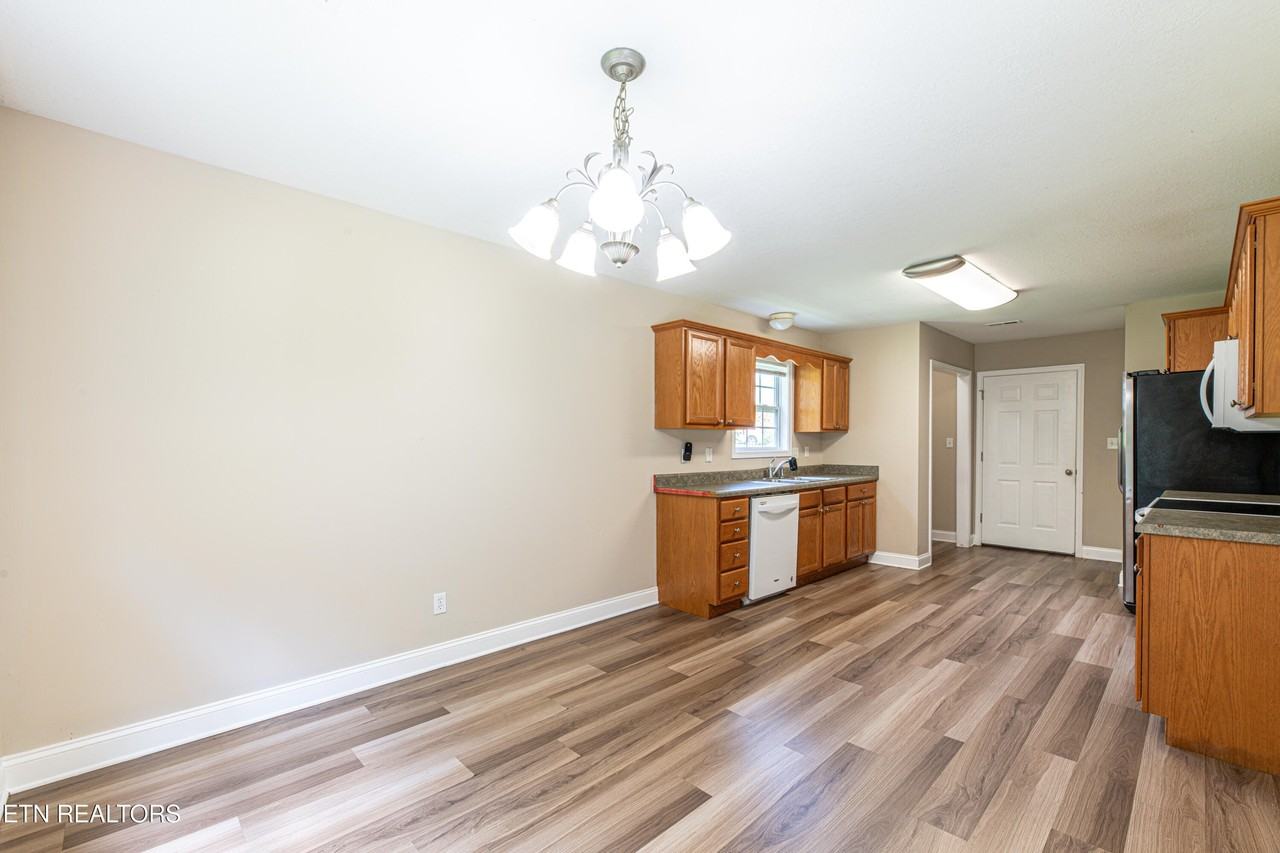 637 Marston Ln - Photo 7 of 32