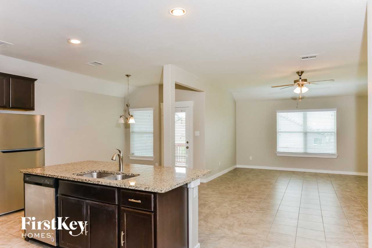 10518 Rosalina Loop - Photo 4 of 15