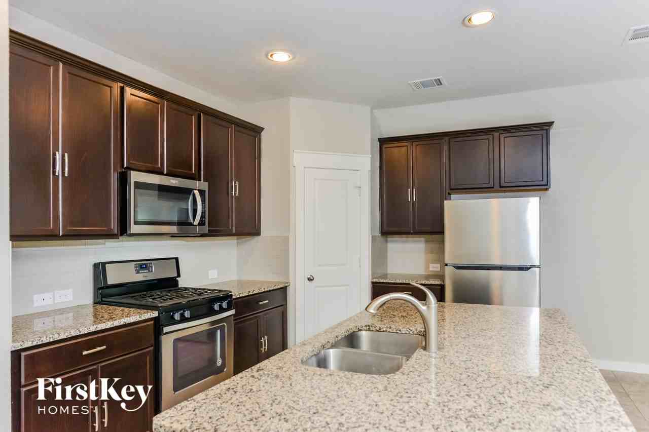 10518 Rosalina Loop - Photo 5 of 15