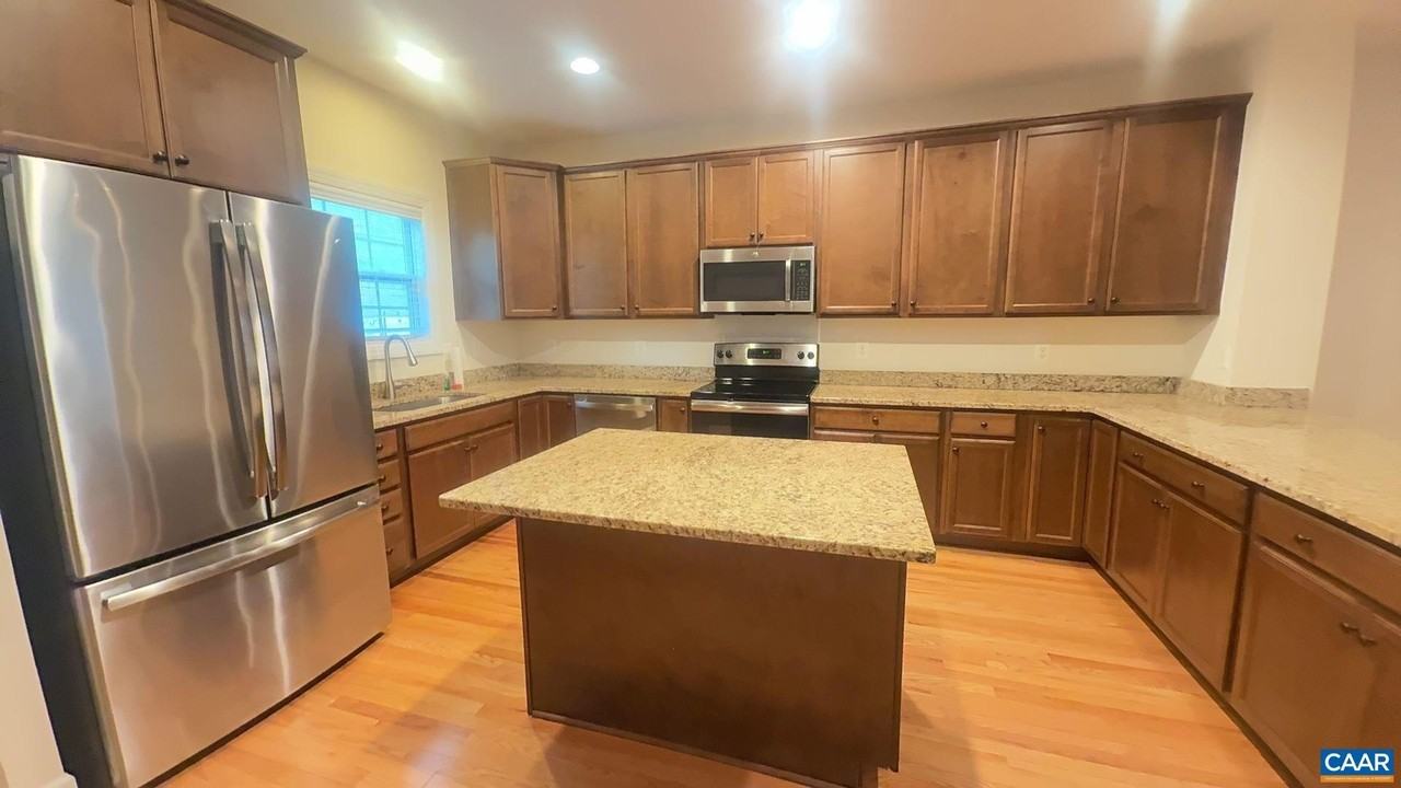 2402 Winthrop Dr - Photo 4 of 8