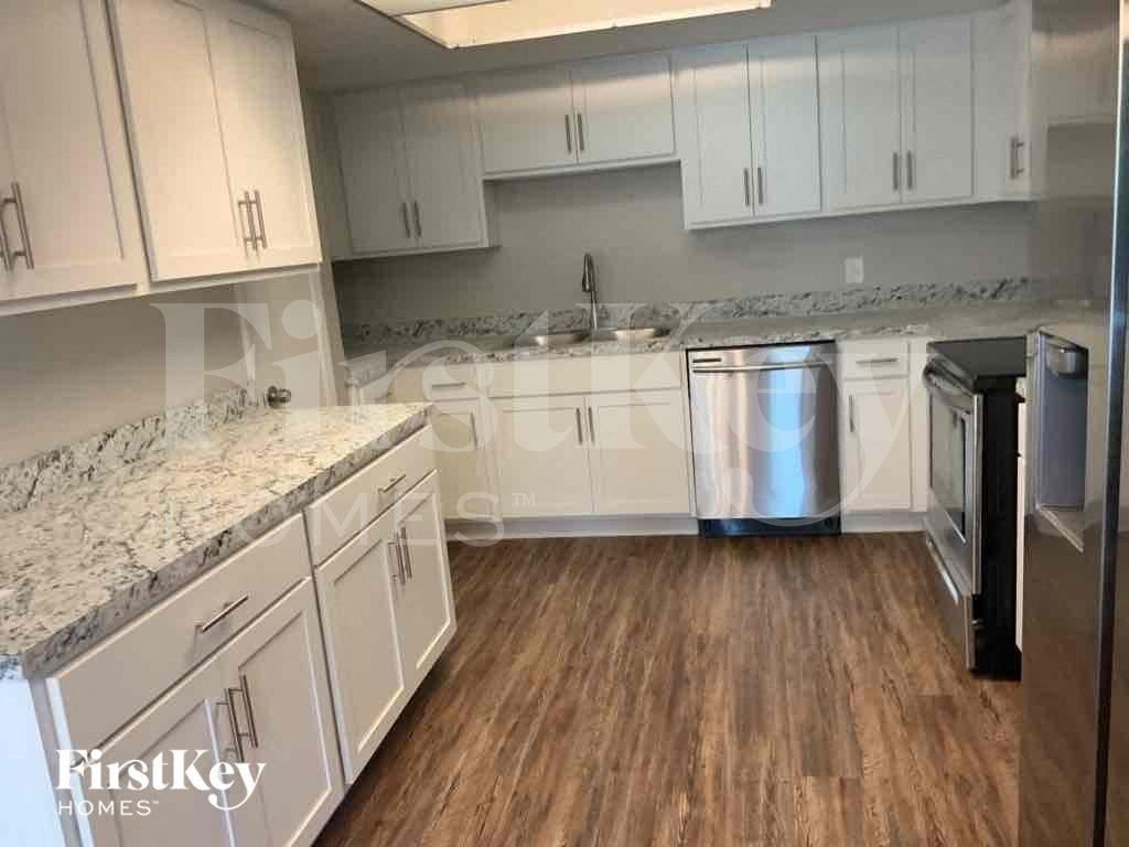 1451 Oak Pl - Photo 4 of 16