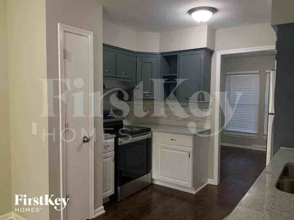 2412 Bridger Dr - Photo 4 of 15