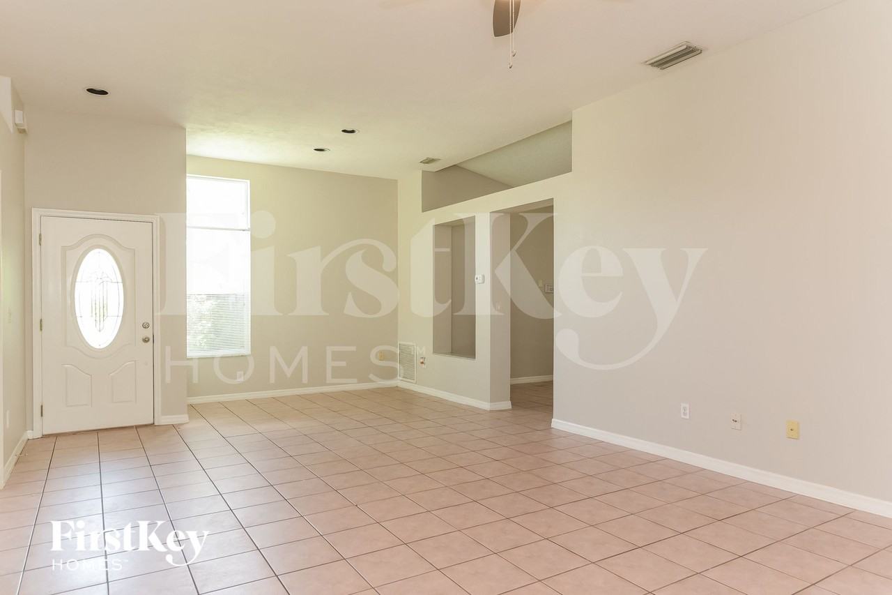8858 Parliament Ct - Photo 5 of 15