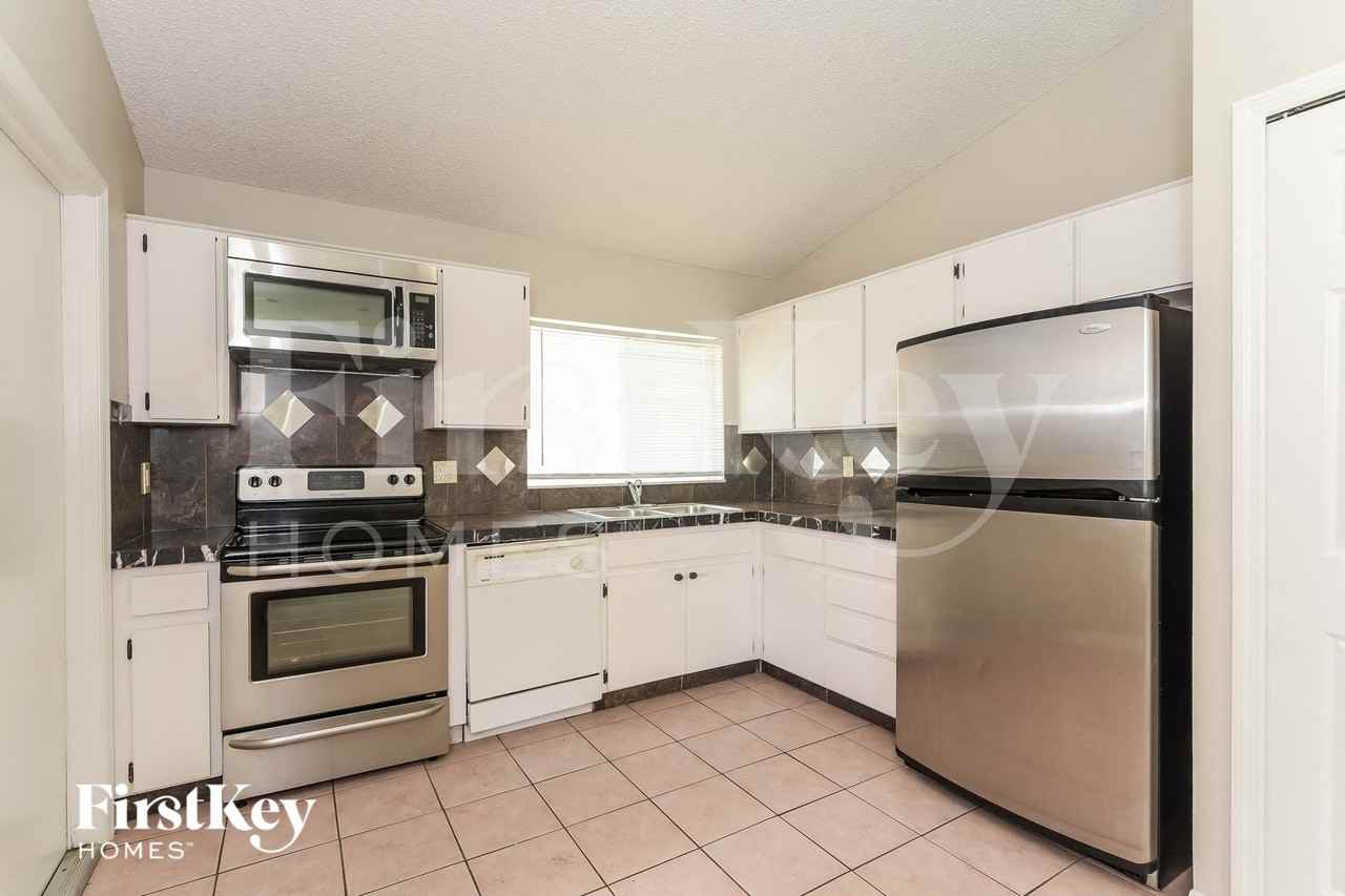 8858 Parliament Ct - Photo 6 of 15