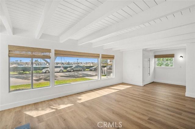 2551 Bayshore Dr - Photo 3 of 7