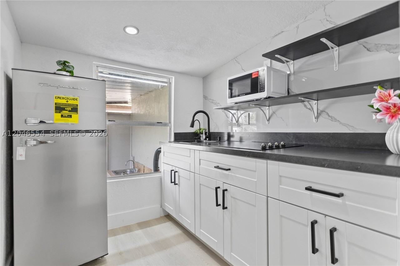 171 W 13th St - Photo 4 of 32