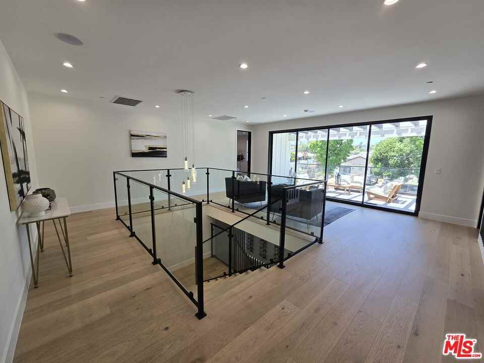 5012 Enfield Ave - Photo 2 of 8