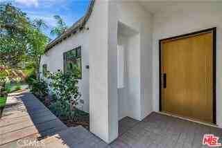 1145 S Longwood Ave - Photo 2 of 8