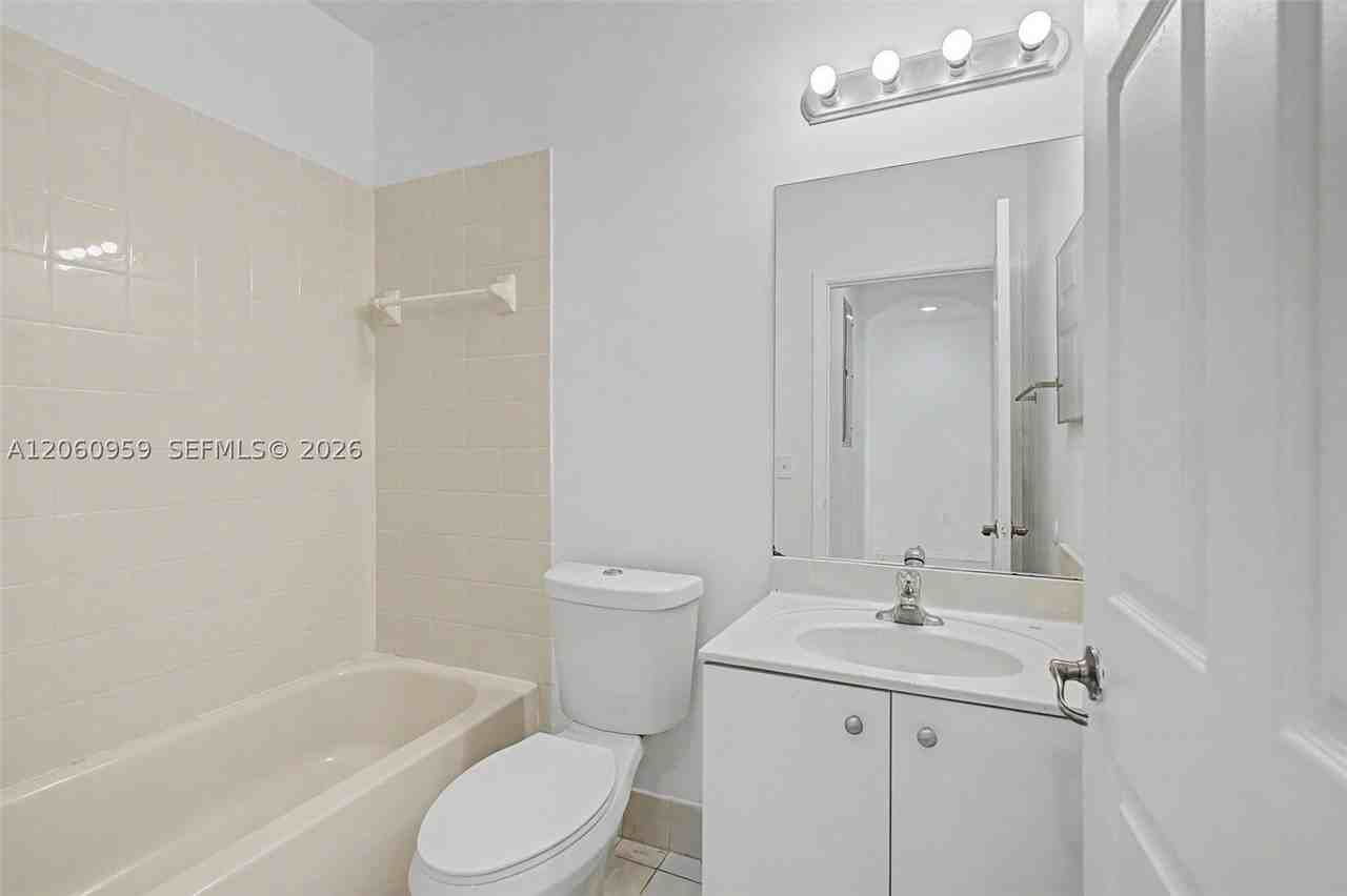 975 Ne 42nd Ter #975 - Photo 7 of 29