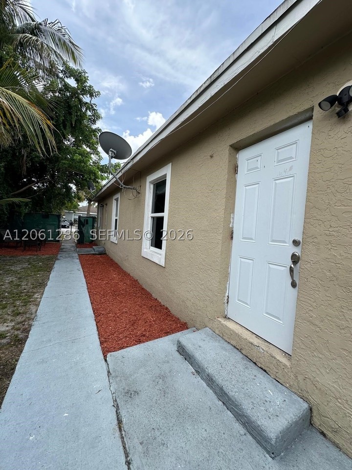 728 Sw 6th St #2 - Photo 3 of 40