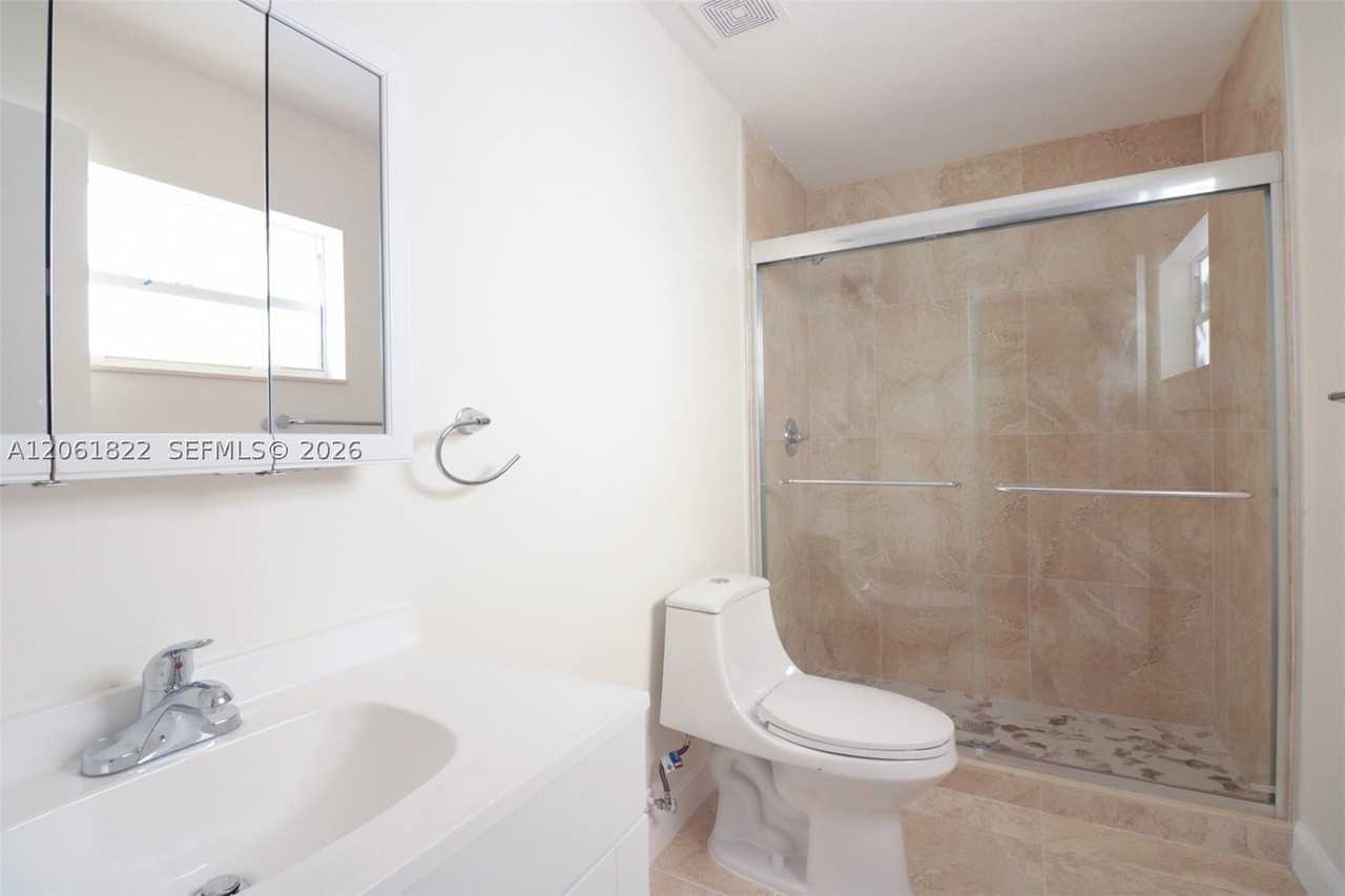 3014 Nw 6th St - Photo 2 of 28