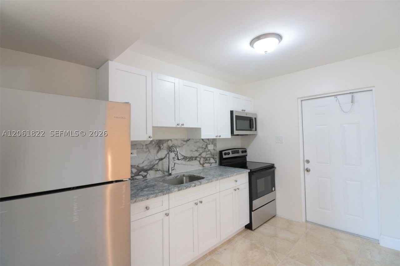 3014 Nw 6th St - Photo 4 of 28