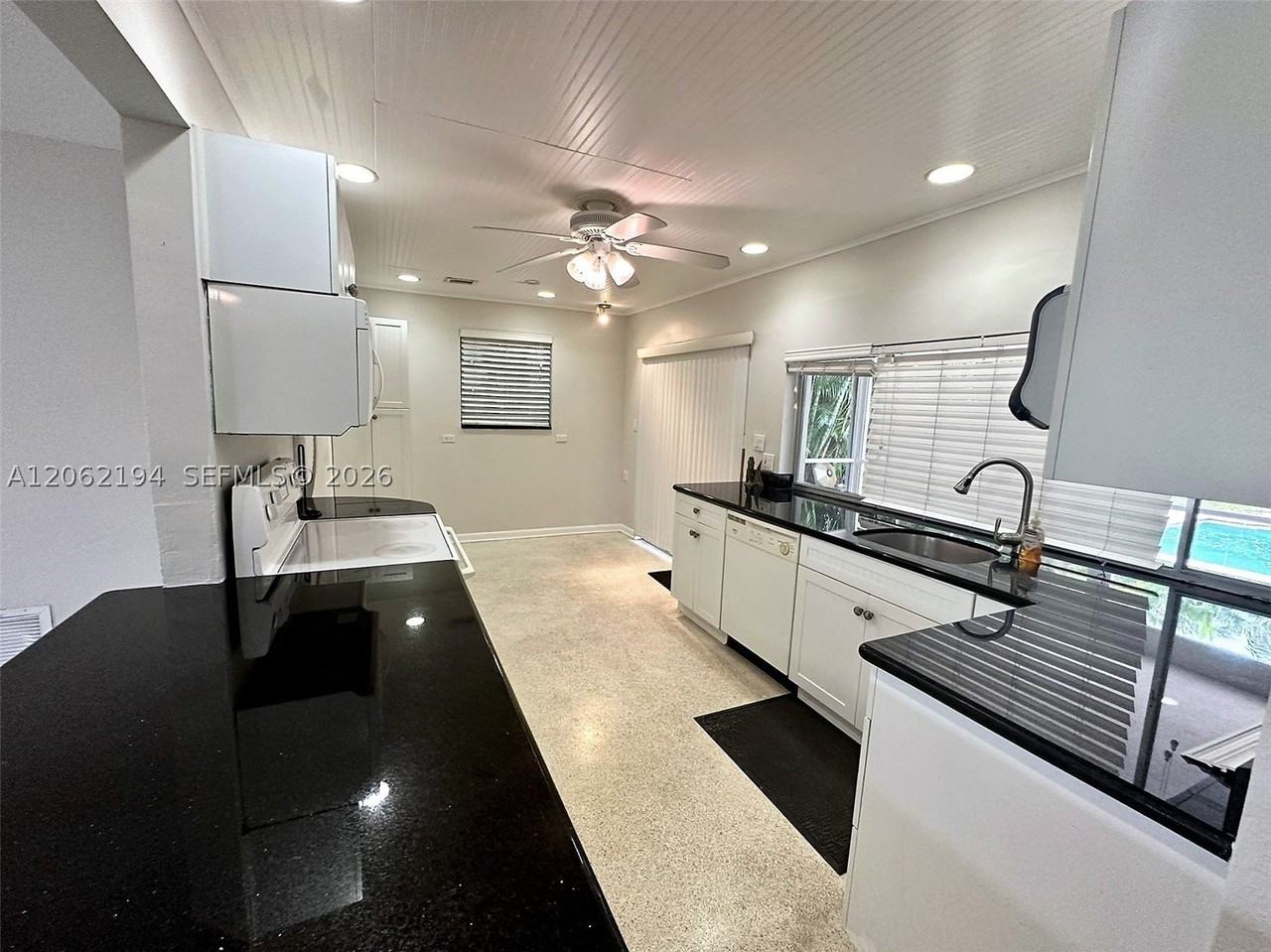 810 Nw 8th Ave - Photo 6 of 12