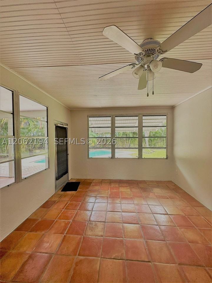 810 Nw 8th Ave - Photo 7 of 12