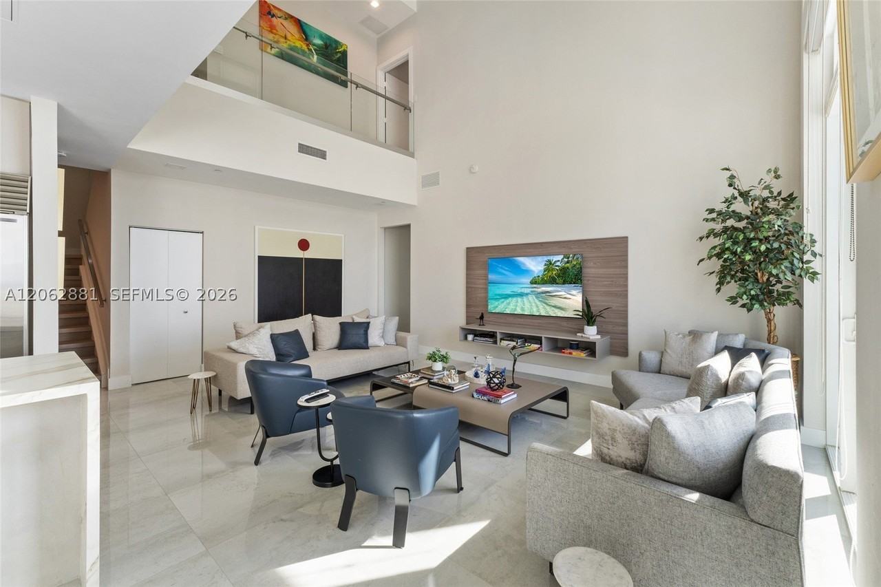 950 Brickell Bay Dr #5507 - Photo 2 of 18