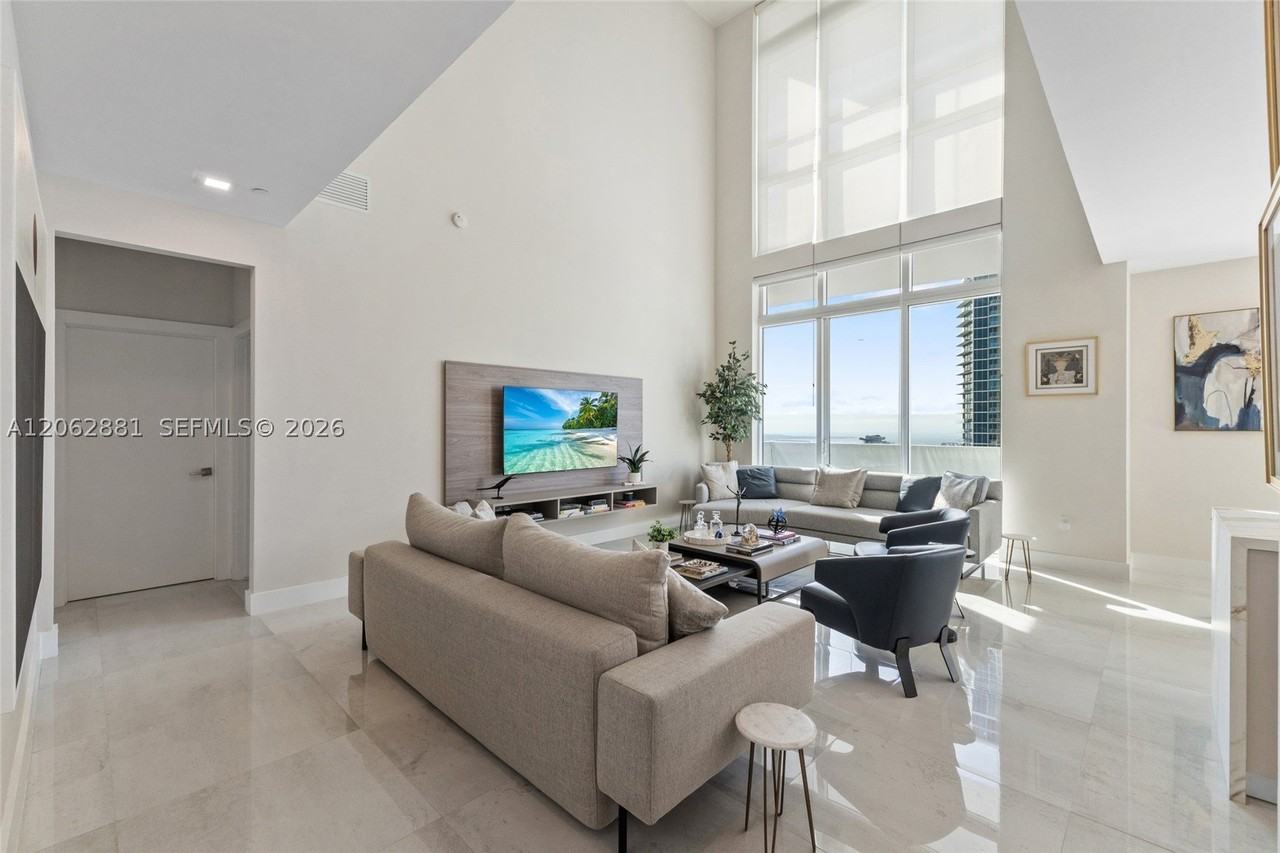 950 Brickell Bay Dr #5507 - Photo 3 of 18