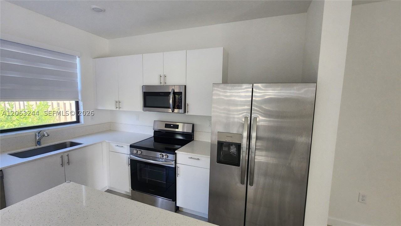 12897 Sw 234th St #12897 - Photo 7 of 33