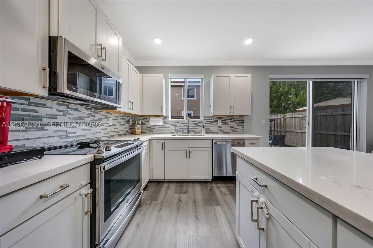 1079 Se 23rd Ter - Photo 4 of 20