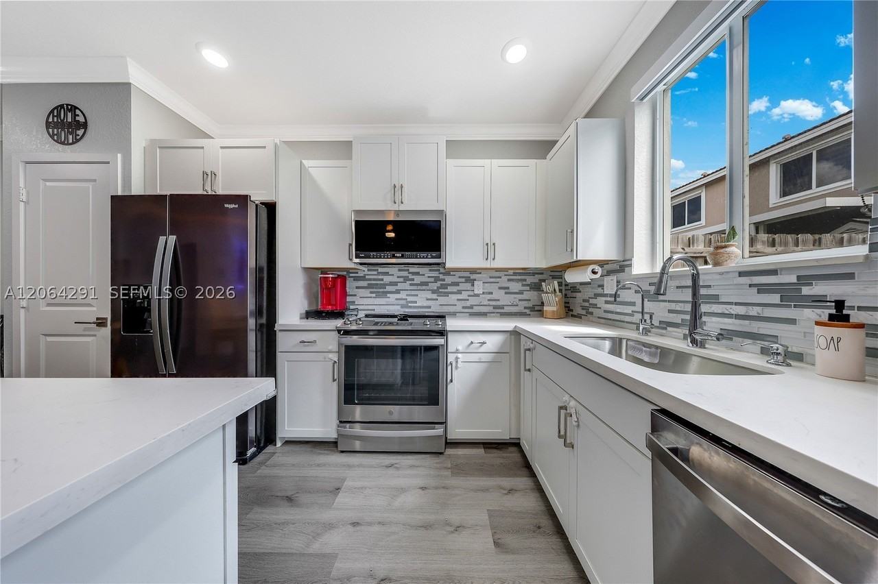 1079 Se 23rd Ter - Photo 5 of 20