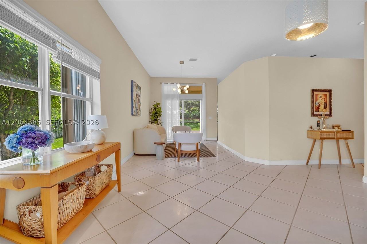 885 Tanglewood Cir #885 - Photo 3 of 29