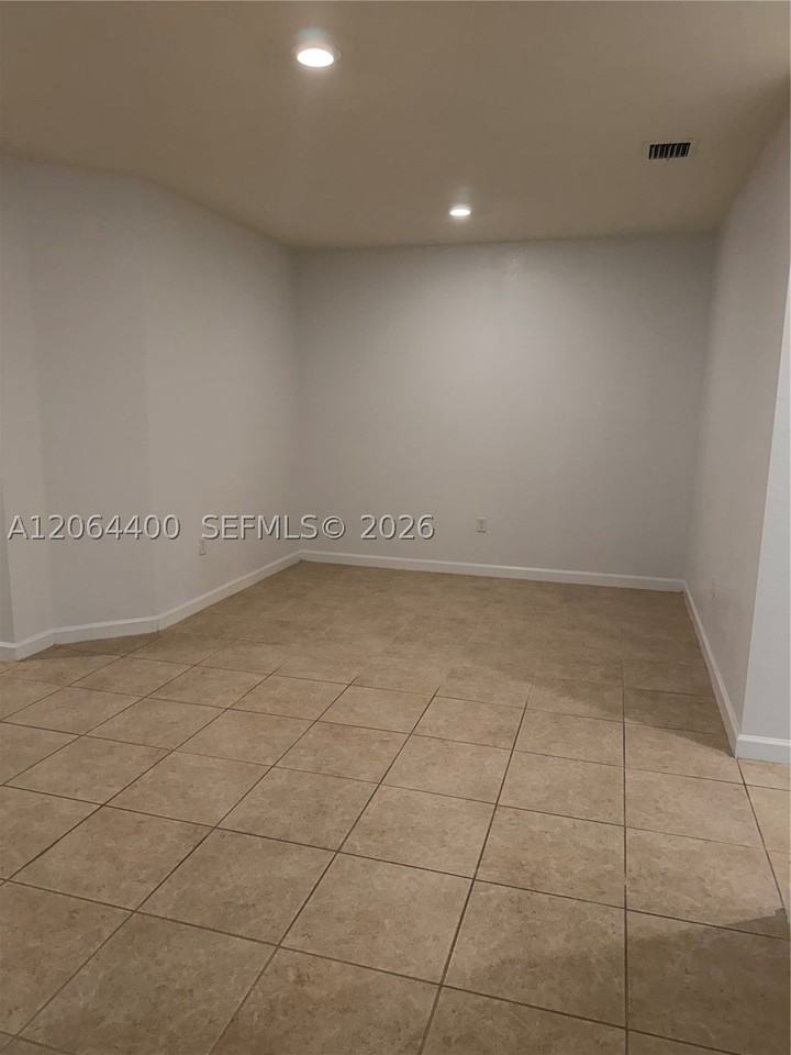 737 Se 37th Pl - Photo 2 of 50