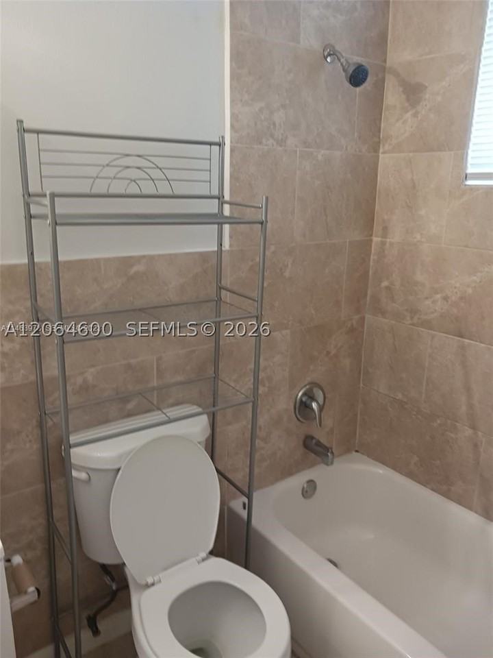 214 Se 8th St #3 - Photo 6 of 12