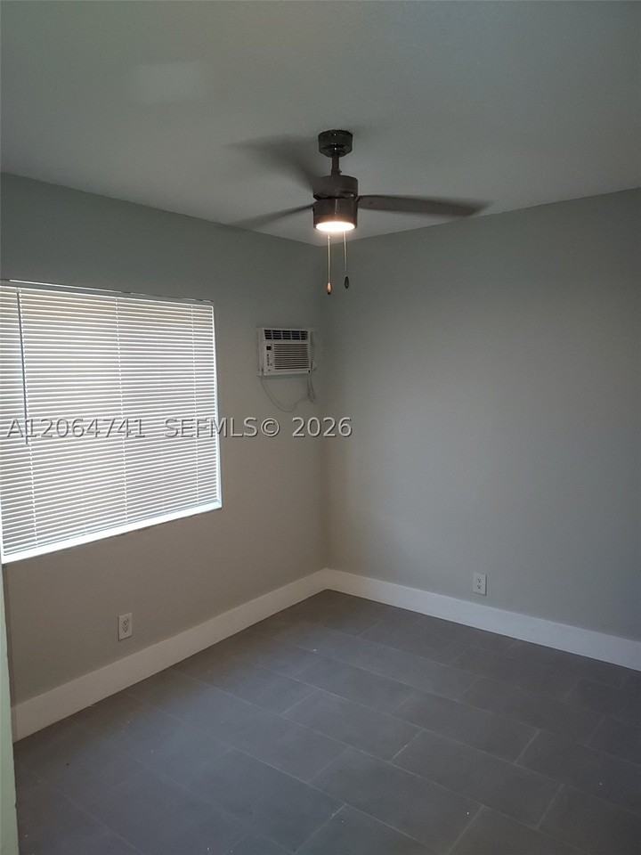 808 Sw 14th Ter #4 - Photo 3 of 16