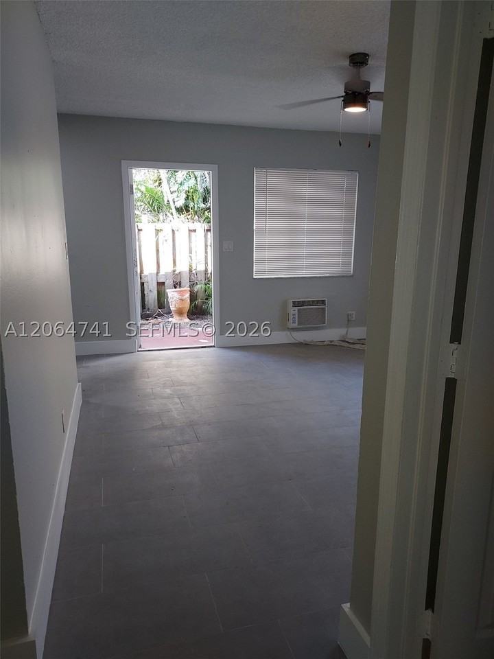 808 Sw 14th Ter #4 - Photo 5 of 16