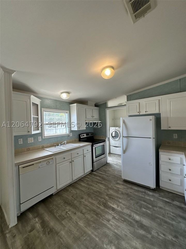 11832 Leeward Pl #H - Photo 5 of 35