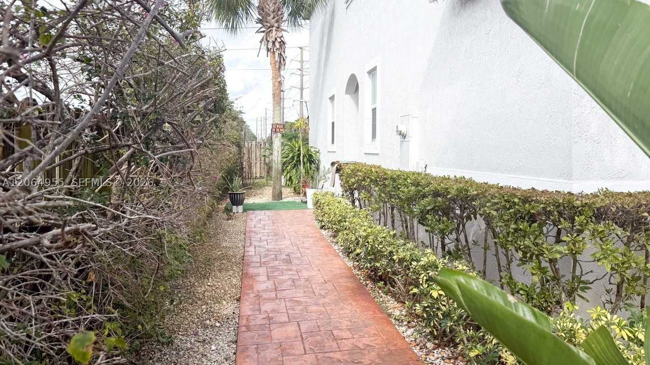 1001 Ne 208th St - Photo 2 of 33