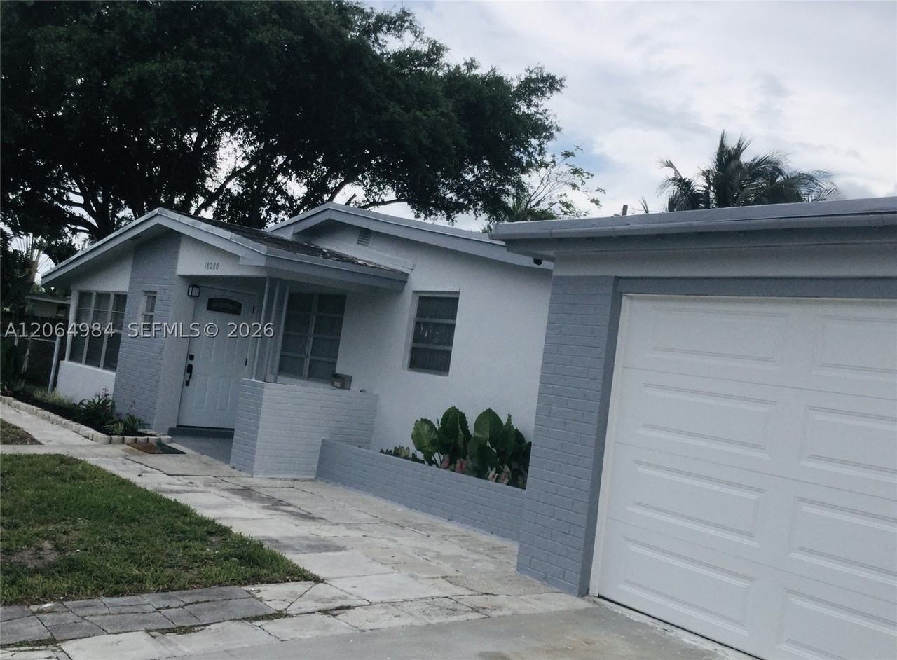 18280 S Glades Dr - Photo 3 of 10
