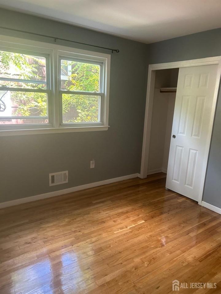 105 Crawford St - Photo 4 of 6