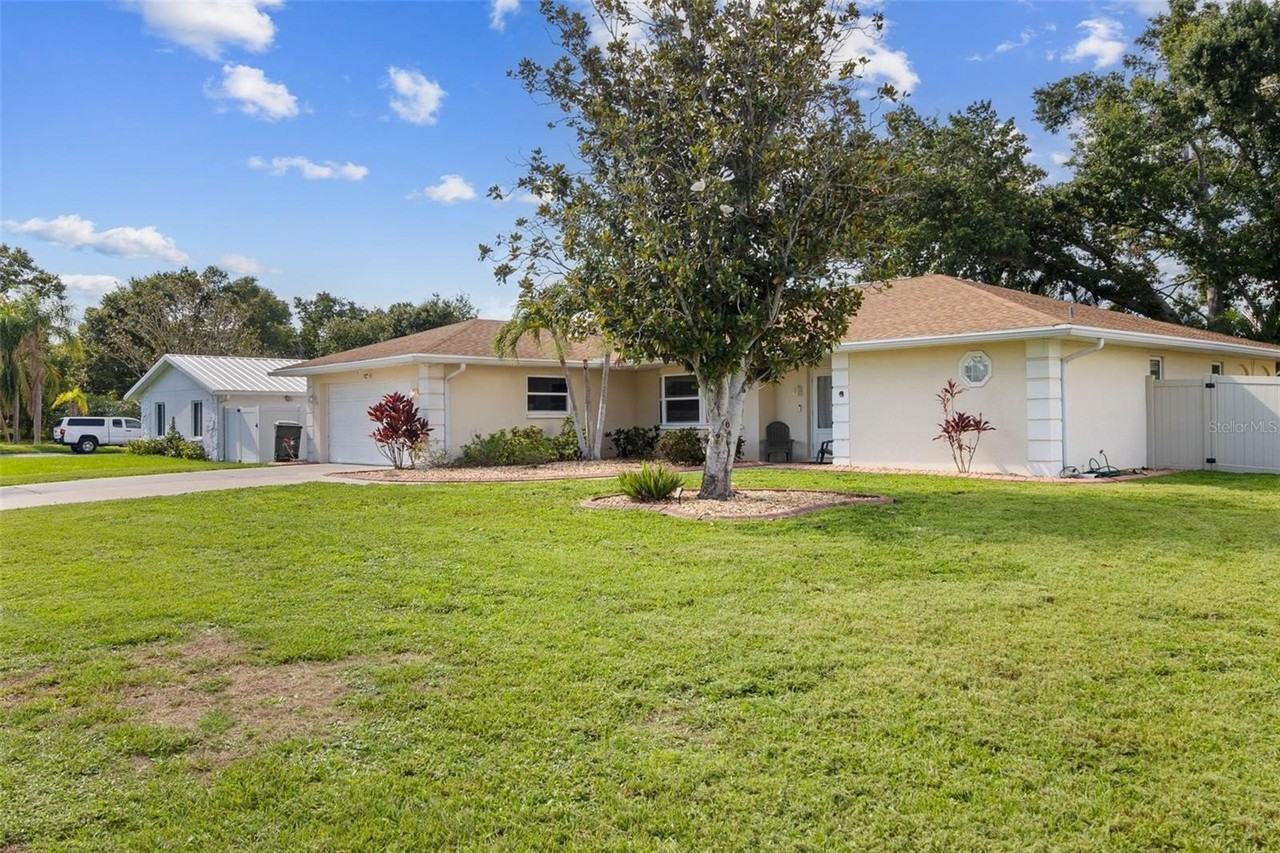 5776 Augusta Cir - Photo 3 of 32