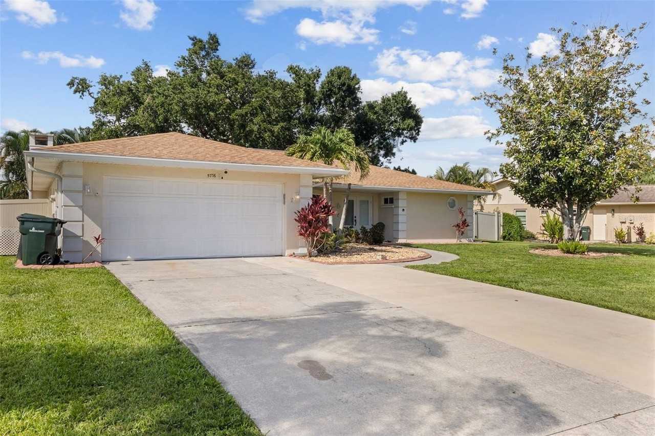 5776 Augusta Cir - Photo 4 of 32
