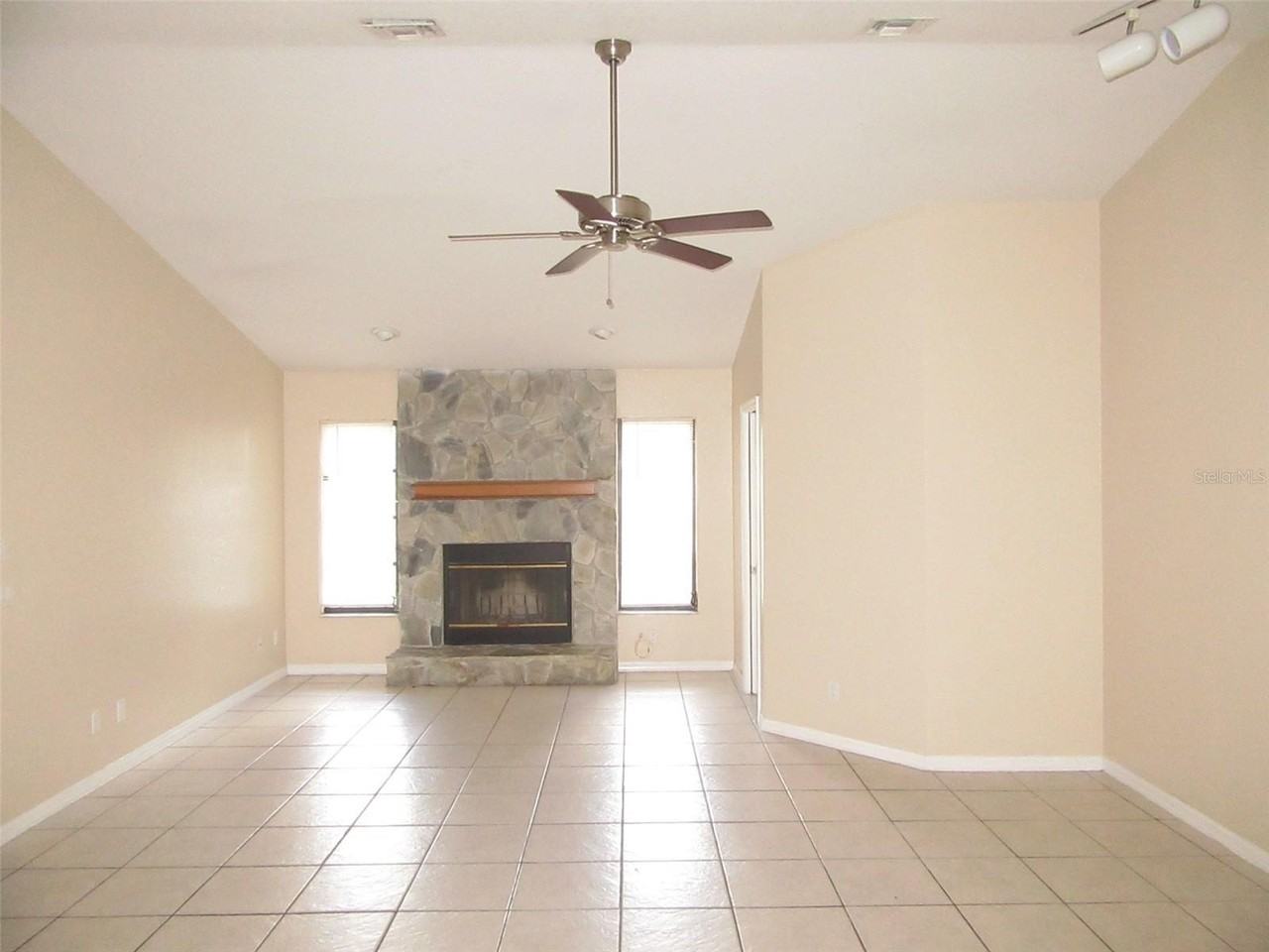22182 Peachland Blvd - Photo 7 of 20