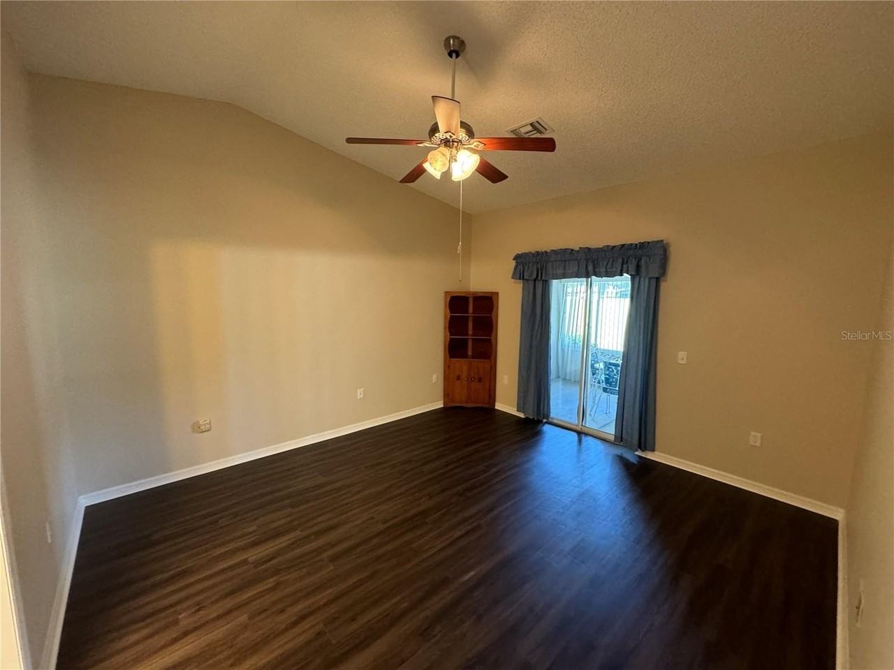 545 Golfview Ct - Photo 2 of 17