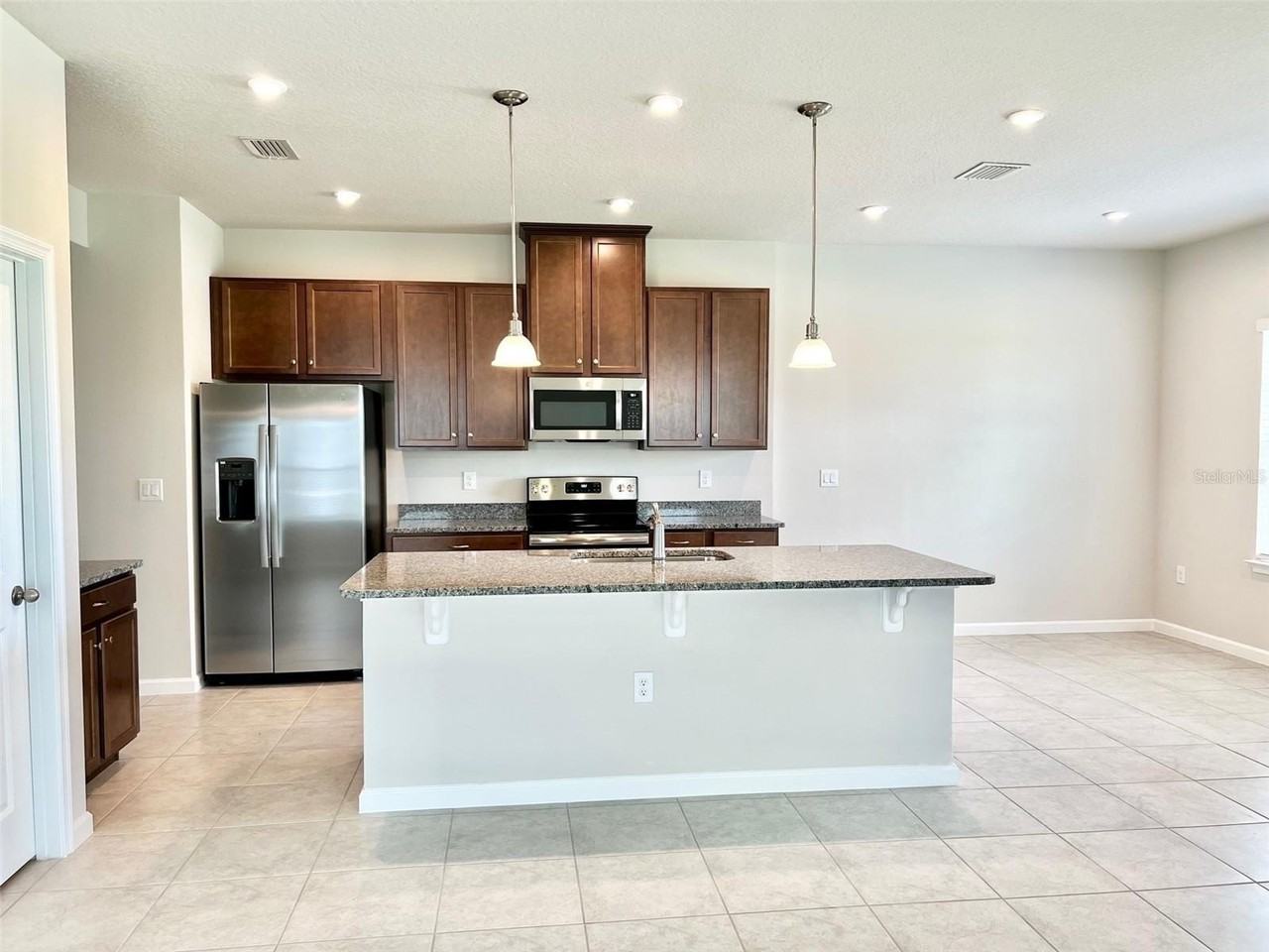 63 Berlin Ave - Photo 5 of 28