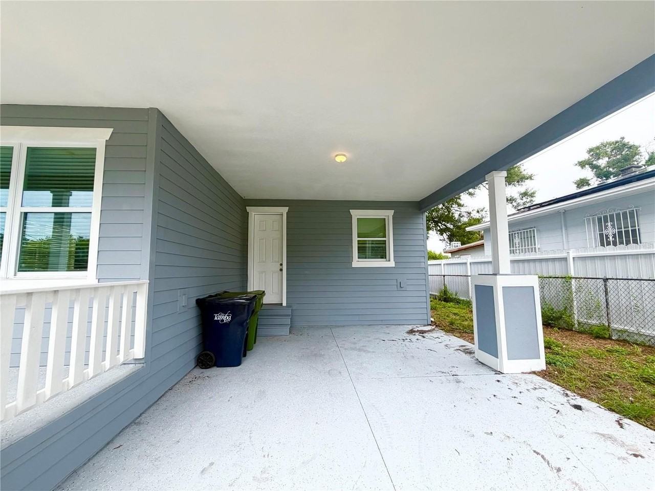 2125 W Saint Joseph St - Photo 2 of 28