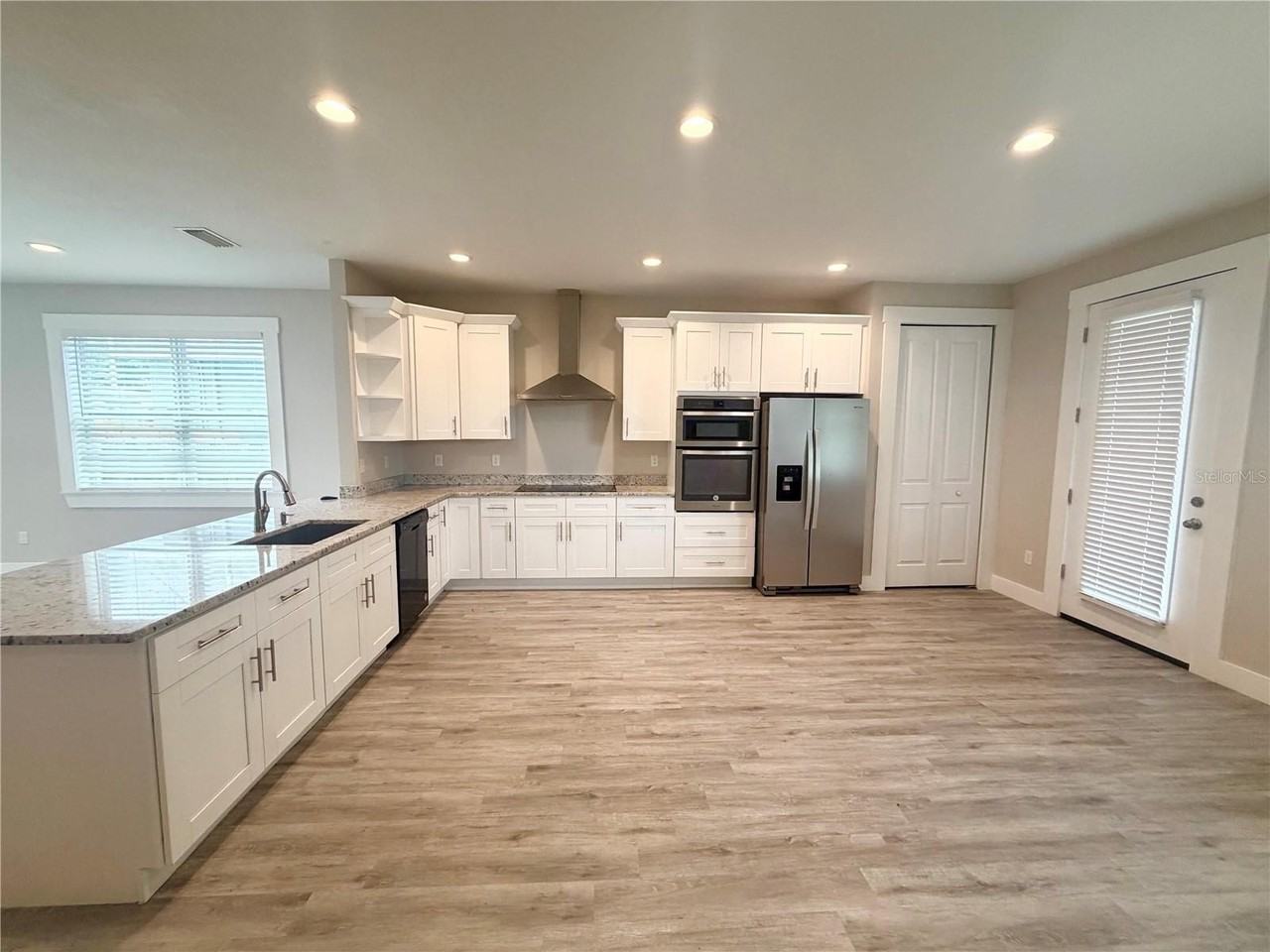 2125 W Saint Joseph St - Photo 5 of 28
