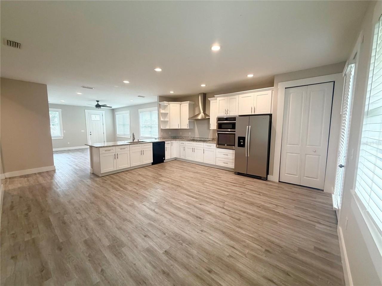 2125 W Saint Joseph St - Photo 6 of 28