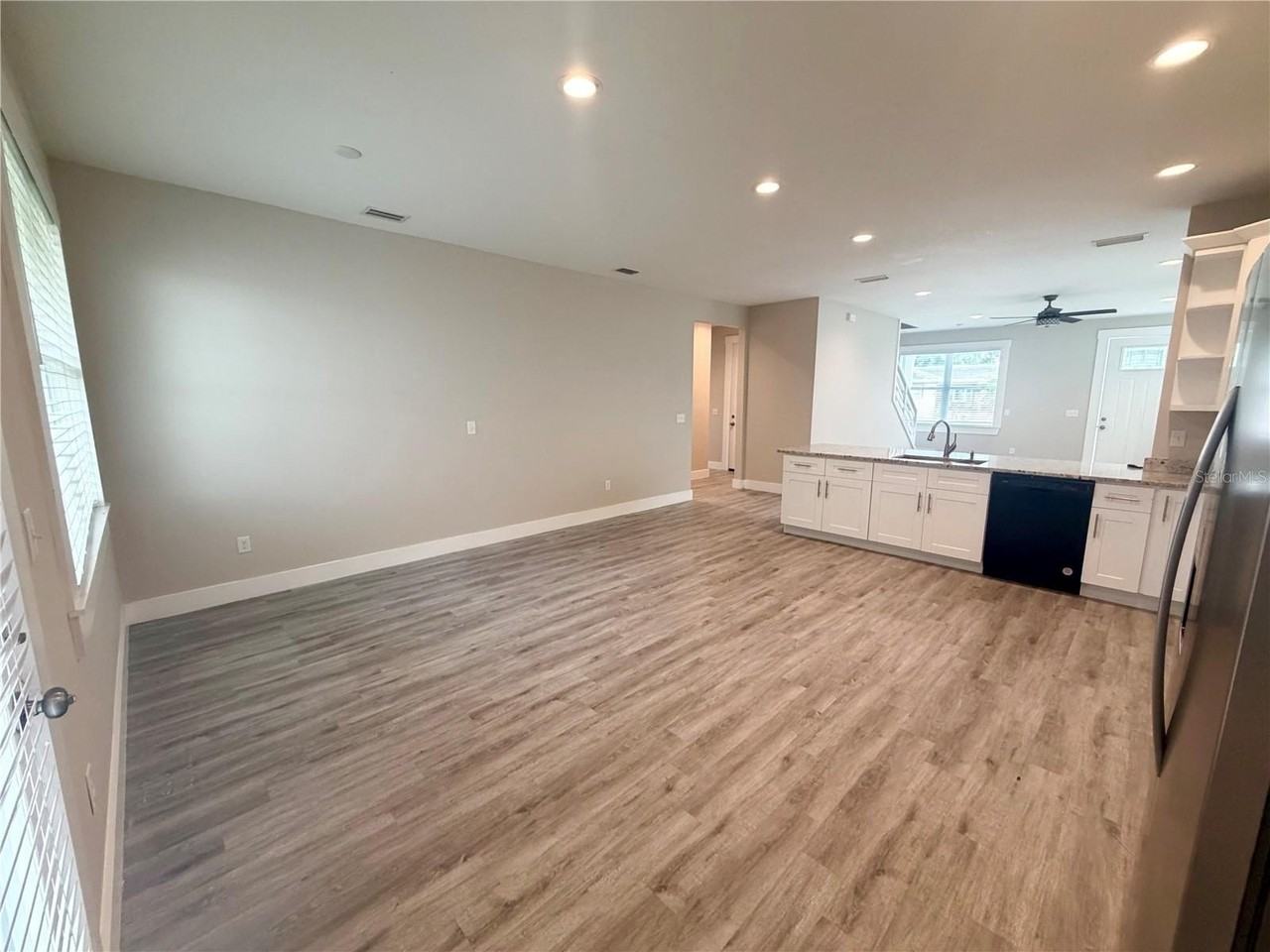 2125 W Saint Joseph St - Photo 7 of 28