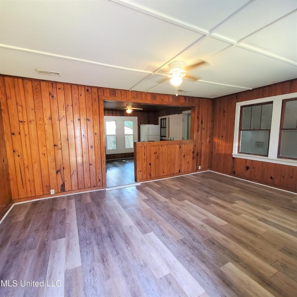 2217 32nd St - Photo 2 of 15