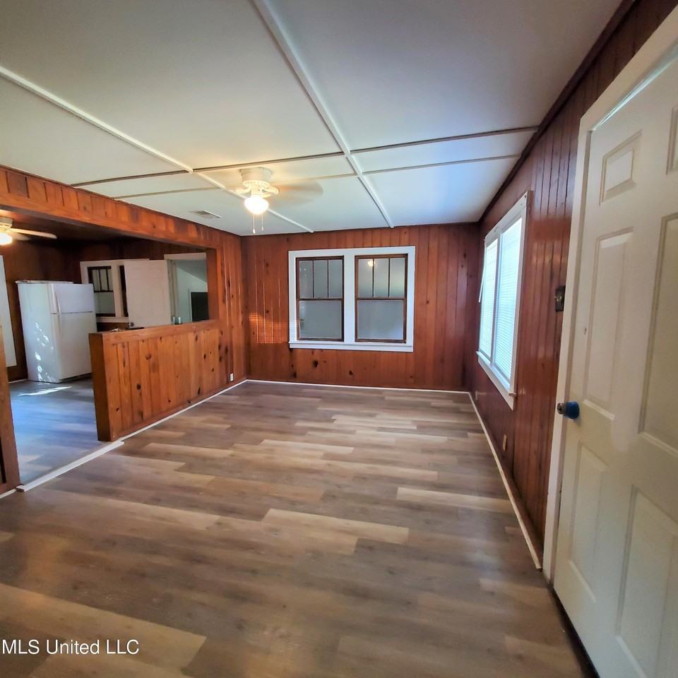 2217 32nd St - Photo 3 of 15