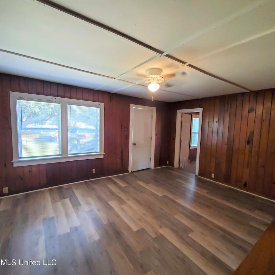 2217 32nd St - Photo 4 of 15