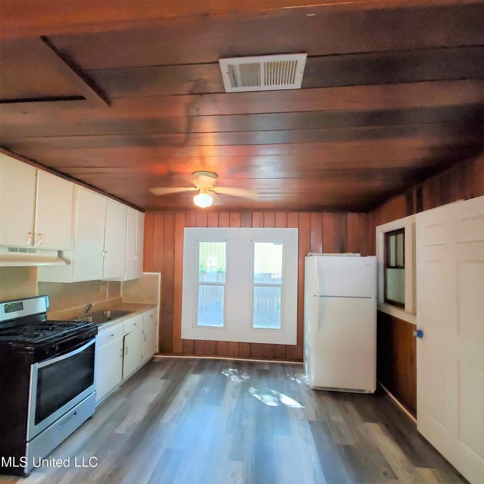 2217 32nd St - Photo 5 of 15